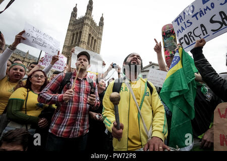 Britische Brasilianer Proteste gegen soziale Ungleichheit und WM-Ausgaben in Westmisnter, London. Stockfoto