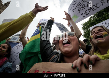 Britische Brasilianer Proteste gegen soziale Ungleichheit und WM-Ausgaben in Westmisnter, London. Stockfoto