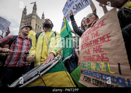 Britische Brasilianer Proteste gegen soziale Ungleichheit und WM-Ausgaben in Westmisnter, London. Stockfoto