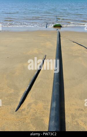 Ansaugrohre für Salzwasser für eine Prawn Farm, Szenen von Flying Fish point, QLD, Australien Stockfoto