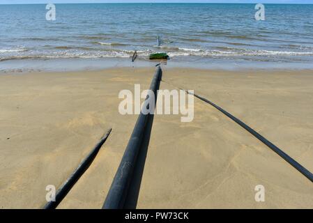 Ansaugrohre für Salzwasser für eine Prawn Farm, Szenen von Flying Fish point, QLD, Australien Stockfoto