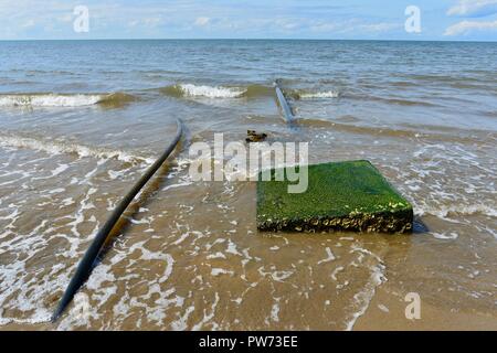 Ansaugrohre für Salzwasser für eine Prawn Farm, Szenen von Flying Fish point, QLD, Australien Stockfoto