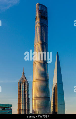 Shanghai, China - 1. Juni 2018: Der Bund Shanghai Luftaufnahme von Waterfront Architektur mit Shanghai Tower das höchste Gebäude Stockfoto