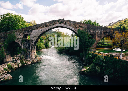 Römische Brücke in Cangas de Onis, Asturien, Spanien, 2018 Stockfoto