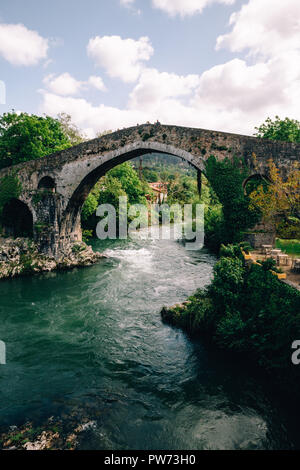 Römische Brücke in Cangas de Onis, Asturien, Spanien, 2018 Stockfoto