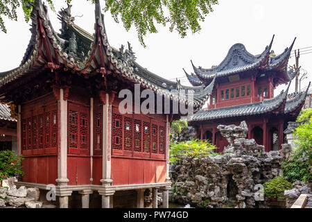 Shanghai, China - 01. Juni 2018: Yu Garten, oder Yuyuan Chinesischer Pavillon historischer Garten Innenbereich Landschaft Stockfoto