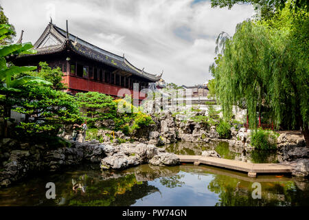 Shanghai, China - 01. Juni 2018: Yu Garten, oder Yuyuan Chinesischer Pavillon historischer Garten Innenbereich Landschaft mit Sansui Hall Stockfoto