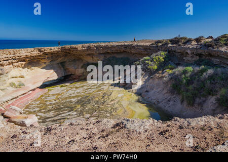 Die Wanne ist ein großer Krater in die Klippe mit einem Tunnel zum Meer bei Talia Höhlen in der Nähe von elliston South Australia führenden Stockfoto