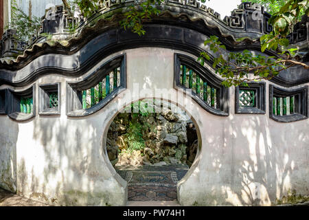 Shanghai, China - 01. Juni 2018: Yu Garten, oder Yuyuan Chinesischer Pavillon historischer Garten Innenbereich Landschaft Stockfoto