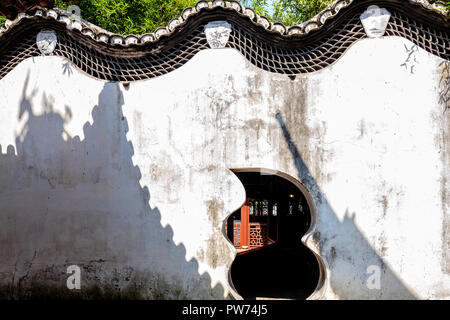 Shanghai, China - 01. Juni 2018: Yu Garten, oder Yuyuan Chinesischer Pavillon historischer Garten Innenbereich Landschaft Stockfoto