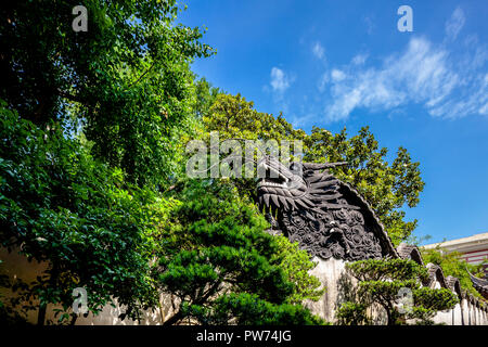 Shanghai, China - 01. Juni 2018: Yu Garten, oder Yuyuan Chinesischer Pavillon historischer Garten Innenbereich Landschaft mit Drachen Wand Stockfoto