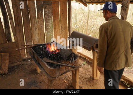 Schmied, Dorf der Hmong, Hmong, Volk der Hmong, geboren Phonsavan, Provinz Xieng Khoungang, Laos, Asien Stockfoto