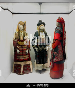 Athen: 11. Oktober. Benaki Museum: Weibliche Nationalen 19. Jahrhundert Kostüme von Ioannina in Griechenland auf Anzeige, 11. Oktober, 2018 Athen, Griechenland. Stockfoto