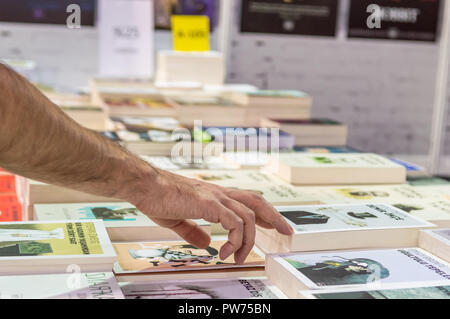 Eskisehir, Türkei - Oktober 09, 2018: Kaukasischer Mann die Wahl ein Buch in Eskisehir Buchmesse Stockfoto