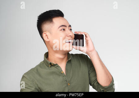 Stattliche asiatischer Mann Gespräch am Handy Stockfoto