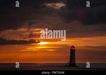 Punkt von Ayr Leuchtturm bei Sonnenuntergang auf talacre Beach, North Wales Küste Stockfoto