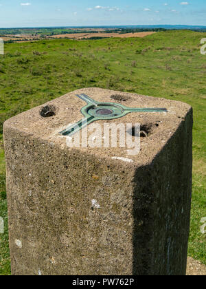 Drei-Punkt-kinematische Halterung (Spider) für eine Vermessung von Theodolit auf der Ordnance Survey trig Point Triangulation Station, Leicestershire, England, Stockfoto