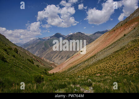 Schöne Aussicht von der epischen Höhen von Alay route, Alay, Kirgistan Stockfoto