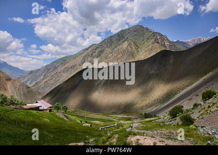 Schöne Aussicht von der epischen Höhen von Alay route, Alay, Kirgistan Stockfoto