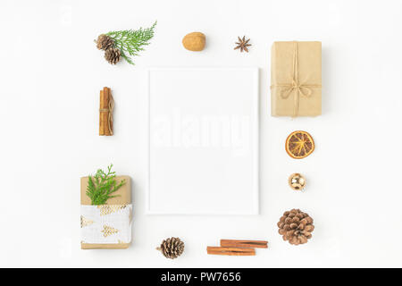 White Christmas Frame mockup. Geschenkboxen in Handwerk Papier mit Garn fabric Ribbon gebunden Tannenzapfen Wacholder Nüsse Zimt. Neue Jahr präsentiert Holiday Prep Stockfoto