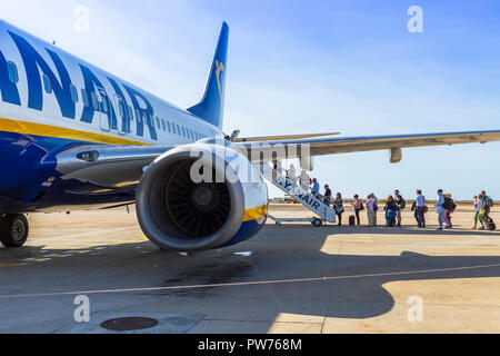 Die Fluggäste eine Ryanair Boeing 737 800 von der Startbahn in Faro, Portugal, Stockfoto