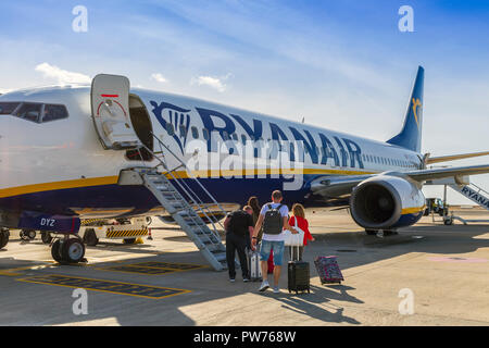 Die Fluggäste eine Ryanair Boeing 737 800 Flugzeug am Flughafen Faro, Portugal Stockfoto