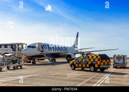 Ryanair Boeing 737 800 auf der Rollbahn Rollbahn am Flughafen Faro geparkt, betankt und aufgefüllt, Portugal Stockfoto