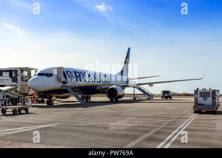 Ryanair Boeing 737 800 Tanken und besatzmaßnahmen auf die asphaltierte Start- und Landebahn am Flughafen Faro, Portugal Stockfoto