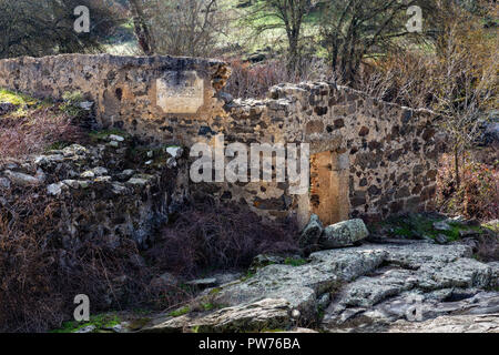 Ruinen einer alten Mühle aus dem Jahre 1862, in der Nähe von malpartida de cáceres entfernt. Molino de Las Hijadillas. Der Extremadura. Spanien. Stockfoto