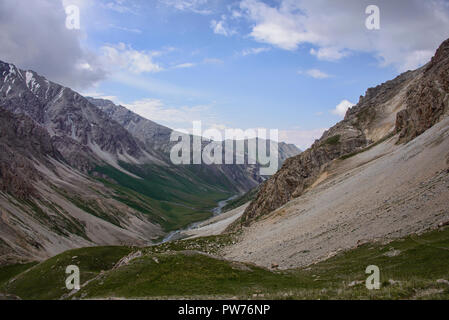 Schöne Aussicht von der epischen Höhen von Alay route, Alay, Kirgistan Stockfoto