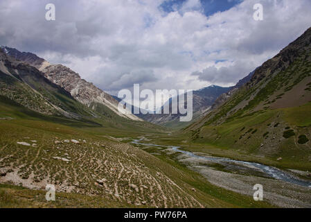 Schöne Aussicht von der epischen Höhen von Alay route, Alay, Kirgistan Stockfoto