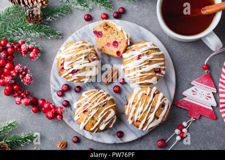 Muffins, Kuchen mit Cranberry und Pekannuss. Weihnachtsdekoration. Ansicht von oben Stockfoto