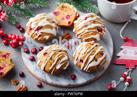 Muffins, Kuchen mit Cranberry und Pekannuss. Weihnachtsdekoration. Ansicht von oben Stockfoto