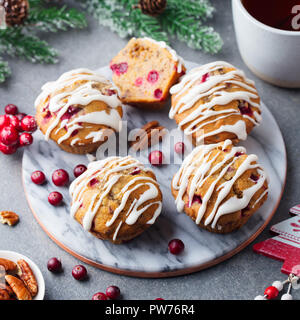 Muffins, Kuchen mit Cranberry und Pekannuss. Weihnachtsdekoration. Ansicht von oben Stockfoto