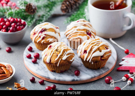 Muffins, Kuchen mit Cranberry und Pekannuss. Weihnachtsdekoration. Nahaufnahme Stockfoto