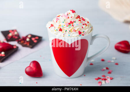 Gesund trinken, Kaffee, Latte, Cappuccino mit Sahne. Graues Holz- Hintergrund Stockfoto