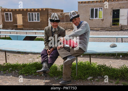 Mann mit Hut in der kalpak Basar, Sary Mogul, Kygyzstan Stockfoto