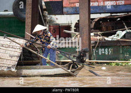 Mekong Delta, Vietnam - 28. September 2018: Unbekannter lokaler Frau beginnt Ihr Boot auf dem Mekong durch Vietnam. Stockfoto