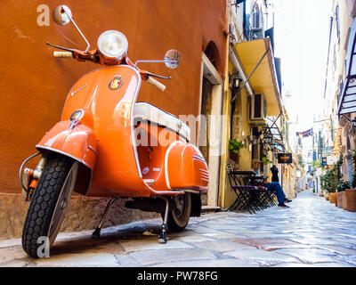 Korfu, Griechenland - 25. August 2018: Vespa Roller auf der Straße Griechenland Korfu Stockfoto