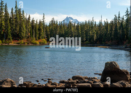 Des Oregon Mount Jefferson als von Kopf See gesehen, entlang des Pacific Crest Trail im Olallie Scenic Area Stockfoto