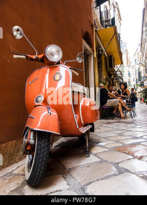 Korfu, Griechenland - 25. August 2018: Vespa Roller auf der Straße Griechenland Korfu Stockfoto