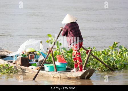 Mekong Delta, Vietnam - 28. September 2018: Unbekannter lokaler Frau in ihrem Boot auf dem Mekong Fluss in Vietnam. Stockfoto