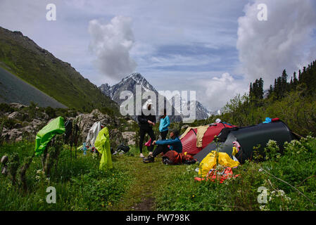 Camping im schönen Tian Shan Gebirge, Karakol, Kirgisistan Stockfoto