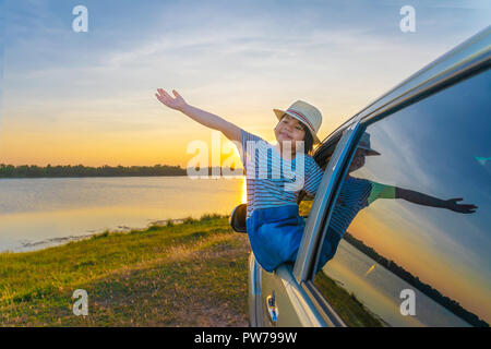 Vater und Sohn spielen auf dem See bei Sonnenuntergang. Leute haben Spaß auf dem Feld. Familienfreundliches Konzept und Sommerurlaub Stockfoto