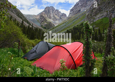 Camping im schönen Tian Shan Gebirge, Karakol, Kirgisistan Stockfoto