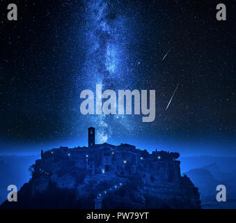 Milchstraße und Sternschnuppen über der Stadt von Bagnoregio, Italien Stockfoto