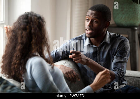 Schwarzafrikanischen Paar diskutieren, sitzen auf der Couch zu Hause Stockfoto