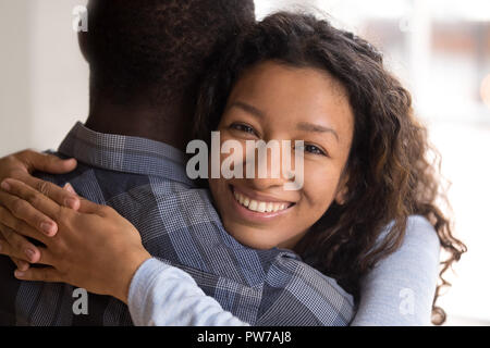 Porträt eines jungen Schwarzen lächelnden Frau, die Mann Stockfoto