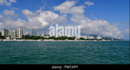 Sochi, Russland - Juni 2. 2018. Blick auf die Stadt vom Meer Stockfoto