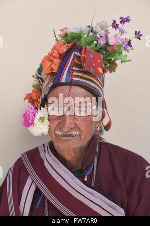 Portrait einer Arischen (Brogpa) Mann in Tracht, Biama Dorf, Ladakh, Indien Stockfoto